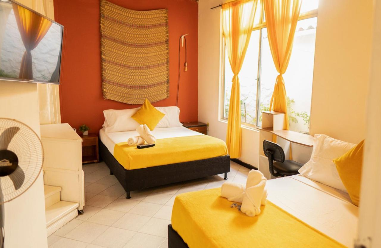 Africa House-Casa Hotel Laureles-La70 Medellín Extérieur photo