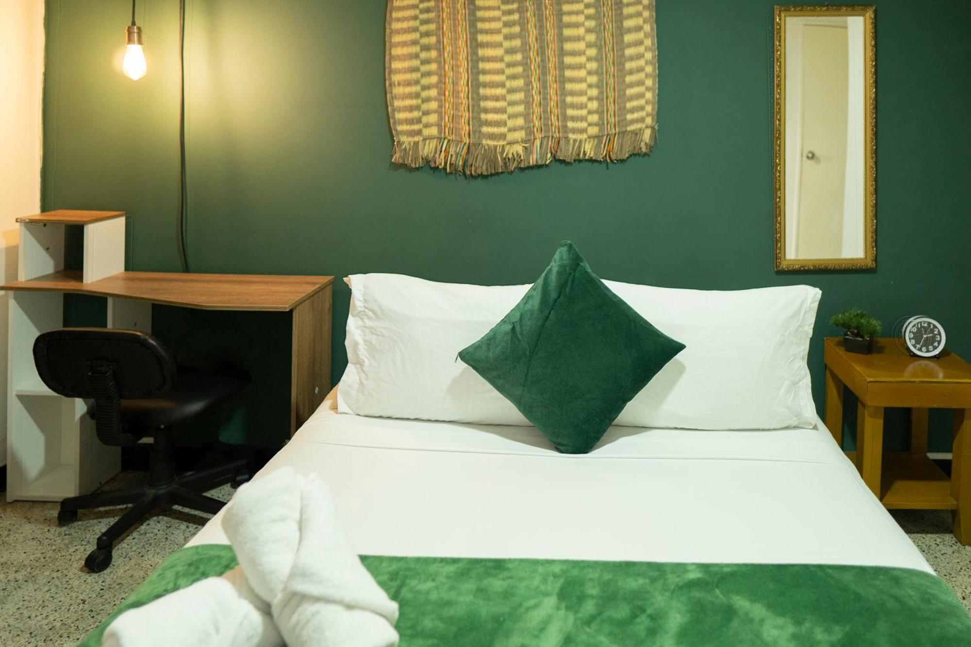 Africa House-Casa Hotel Laureles-La70 Medellín Extérieur photo