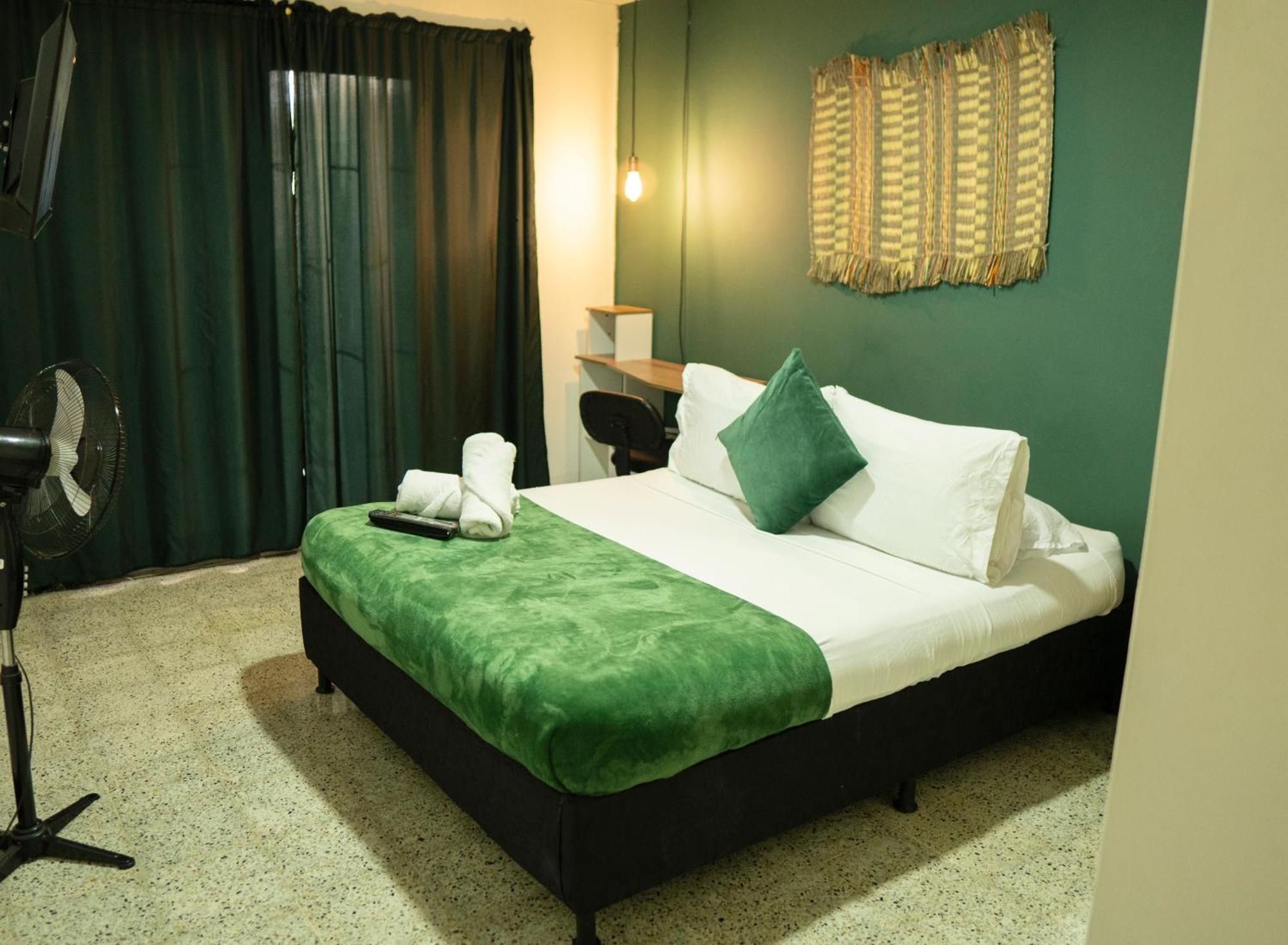 Africa House-Casa Hotel Laureles-La70 Medellín Extérieur photo