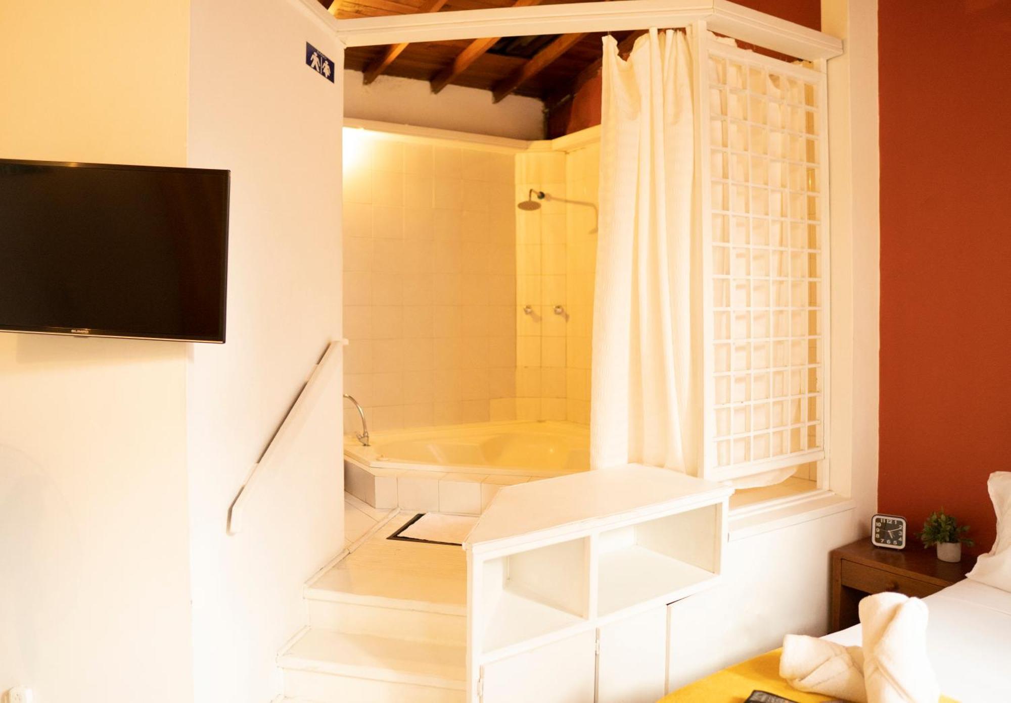Africa House-Casa Hotel Laureles-La70 Medellín Extérieur photo