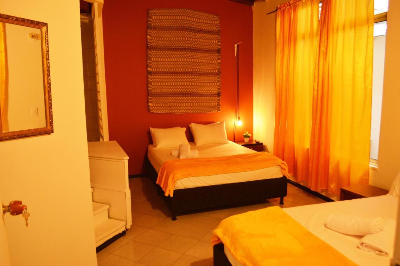 Africa House-Casa Hotel Laureles-La70 Medellín Extérieur photo
